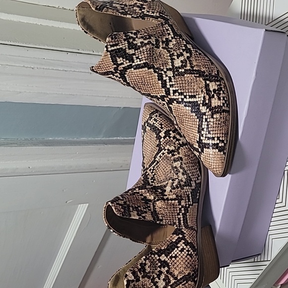 Ankle boots - Picture 2 of 4